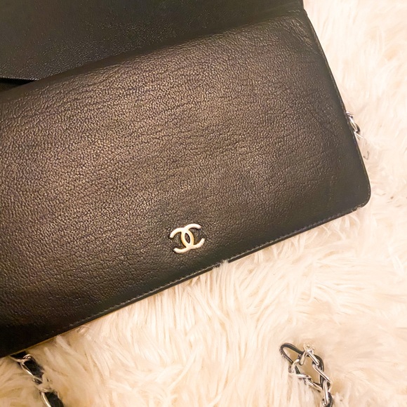 CHANEL Crossbody - SOLD - Picture 2 of 8